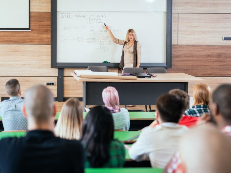 Giáo sư đại học đòi hỏi sự kiên trì trong quá trình học tập, nghiên cứu và thực hành trong suốt cả một thời gian dài